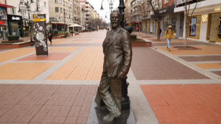 паметникът на Алеко Константинов в центъра на София