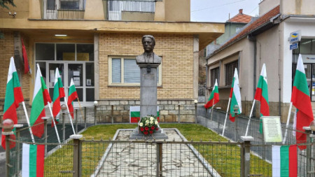 Родолюбиви българи от Босилеград поставиха национали знамена при паметник на Апостола