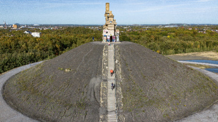 Хора се изкачват по стълбите на бившия рудник Rheinelbe към скулптурата, наречена Himmelstreppe, в Гелзенкирхен, Германия, архив, октомври 2024 г.