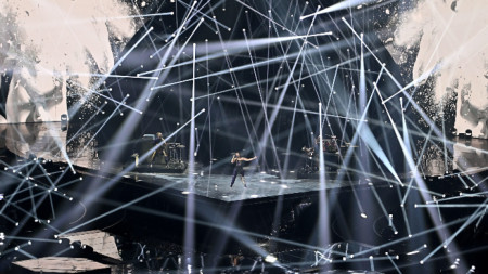 Кадър от сцената по време на изпълнението на представителите на Чехия на втория полуфинал на 66-ия годишен конкурс за песен на Евровизия в Торино, Италия, май 2022  г.