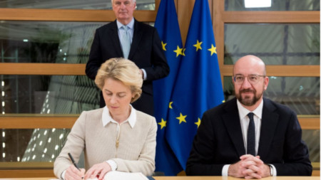 Урсула фон дер Лайен подписа сделката с Шарл Мишел. Зад тях е главният преговарящ на ЕС за Брекзит Мишел Барние.