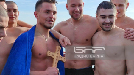 19 годишният студент Димитър Петров от Варна извади Богоявленския кръст от