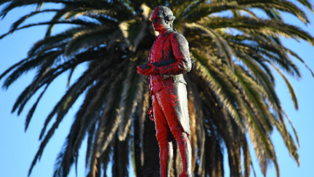 Паметникът на кап. Кук редовно е заливан с боя пред годишнината, 26 януари 2022 г.