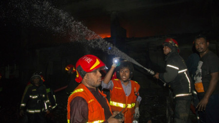 Пожарът обхванал исторически район в центъра на Дака.