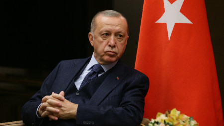 В телефонен разговор турският президент Реджеп Ердоган е призовал руския