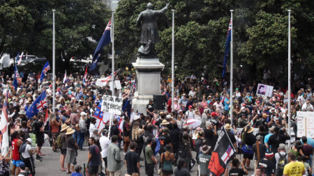 Протестиращите пред парламента на Нова Зеландия се увеличиха днес след