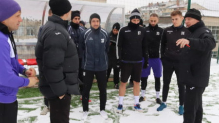 Петко Петков (крайният вдясно) започна с 23-ма футболисти.