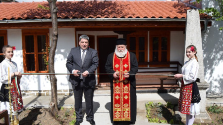 Кметът Добромир Добрев откри обновената сграда на килийното училище в Горна Оряховица

