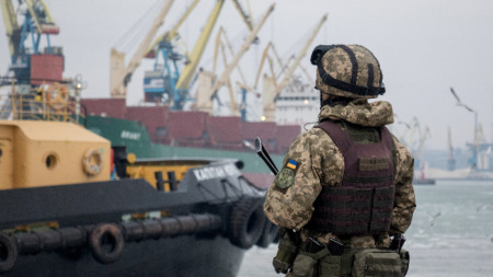 Украински войник на пристанището на Мариупол, 29 януари 2019 г. 