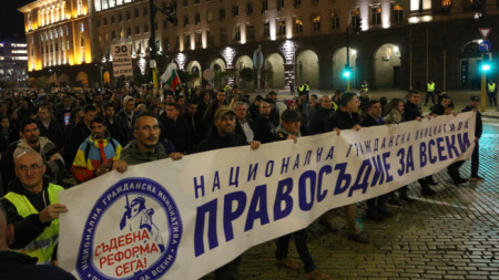 Протестиращите искат президентът да не подписва указа за повторния избор на Иван Гешев за следващ главен прокурор