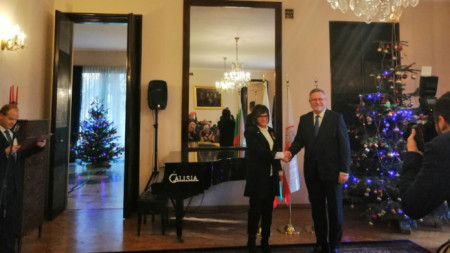 Натали Петрова получи отличието на церемония в посолството на Полша от посланик Мачей Шимански.