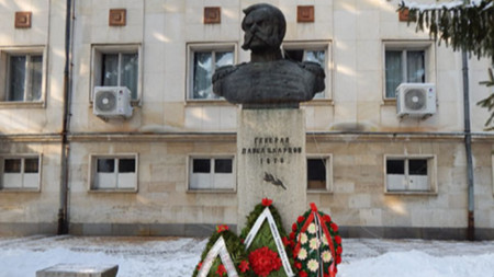 Паметникът на ген. Павел Карцов в Троян
