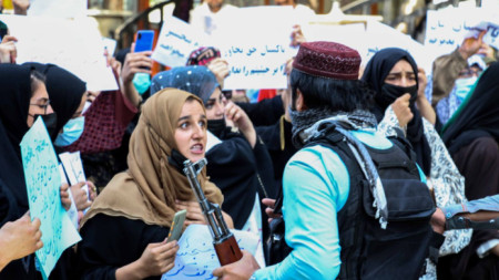 Демонстранти скандират лозунги срещу Пакистан на протест в Кабул.