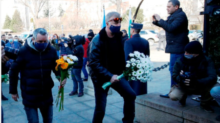 Наско Сираков поднася цветя на паметника на Васил Левски.