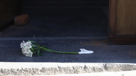 Цвете в памет на убития Иван Владимиров е оставено на входа на сградата, в която психологът е живял до смъртта си
