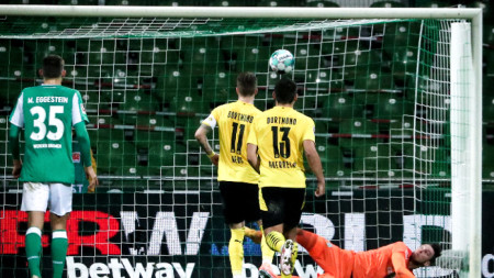Марко Ройс (№11) бележи победния гол за Борусия (Дортмунд).