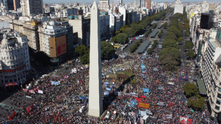 Протест след смъртта на фотожурналиста и бивш член на ФАРК Факундо Моралес в полицейска операция при протест срещу първичните избори, Буенос Айрес, 11 август 2023 г.