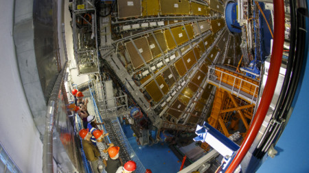 Посетители наблюдаваj детектора ATLAS по време на Дните на отворените врати на ЦЕРН, Европейската лаборатория по физика на елементарните частици (CERN), близо до Женева, Швейцария, архив, септември 2019 г. 