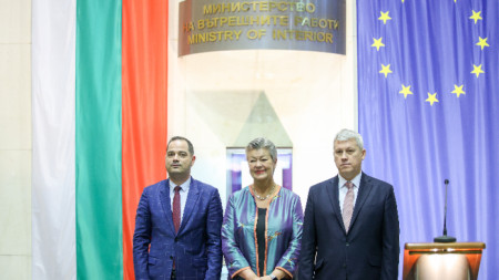 Европейския комисар по вътрешните работи Илва Йохансон (в средата), министърът на вътрешните работи Калин Стоянов (вляво) и заместник министър-председателя и министър на вътрешните работи на Румъния Каталин Предою (вдясно). 
