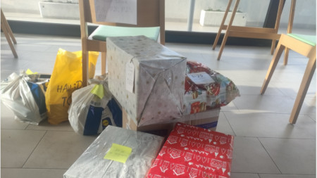 Подаръци от кампанията „Подари на непознат“ в Троян 