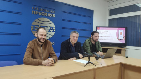 Общинският съветник Димитър Чолаков (в средата) представи с екипа си приложението за виртуална приемна