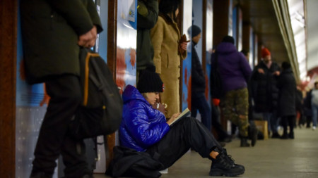 Жителите на Киев използват станциите на метрото като бомбоубежище