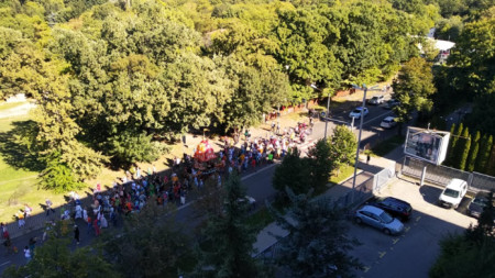 Шествие на кришнари блокира движението в центъра на София (СНИМКИ)