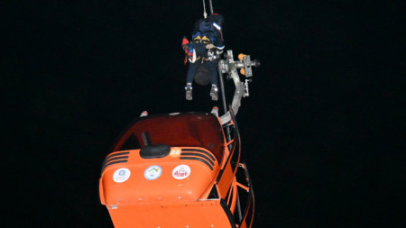Член на екипа за издирване и спасяване се опитва да достигне до кабината на кабинковия лифт след инцидента в Анталия, Турция, в края на 12 април 2024 г. 