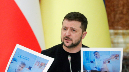 Украинският президент Володомир Зеленски показва снимки на Михаил Саакашвили, бивш губернатор на Одеска област, в грузински затвор