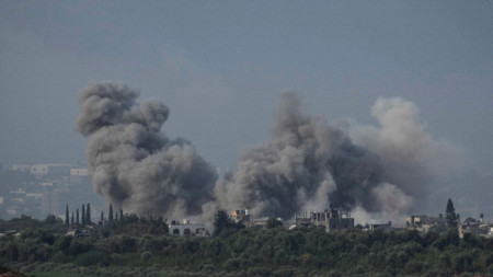 Дим се издига след израелски въздушен удар в Ивицата Газа, 11 ноември 2023 г. 