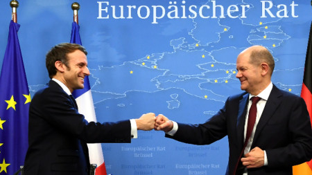 Френският президент Еманюел Макрон и германският канцлер Олаф Шолц.