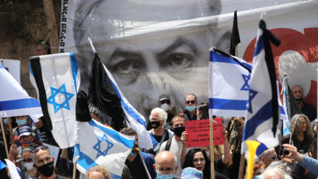 Поддръжници на Нетаняху протестираха пред съда 