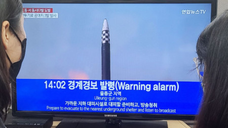 Хора в Сеул наблюдават новина за обявяване на въздушна тревога на южнокорейския остров Улиндо след изстрелване на ракети от Северна Корея. Тревогата бе отменена по-късно, 2 ноември 2022 г.