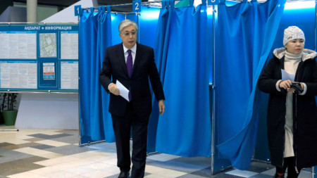 Президентът Касъм-Жомарт Токаев (вляво) гласува на президентските избори - 20 ноември 2022
