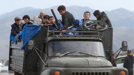 Етнически арменци от Нагорни Карабах се придвижват с камион към Армения, 26 септември 2023 година. 