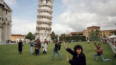 Наклонената кула в Пиза, Пиза, Италия, 1990 г.,  ©Мартин Пар, от серията Small World