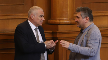 На извънредно заседание НС разгледа на второ гласуване актуализацията на бюджетите на ДОО и НЗОК. На снимката: Георги Гьоков (вляво) и Георги Ганев. 