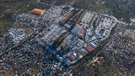 Поглед от въздуха към лагера „Мория“ на остров Лесбос, който е проектиран за 3000 души, но в него и около него живеят 18 000 мигранти.
