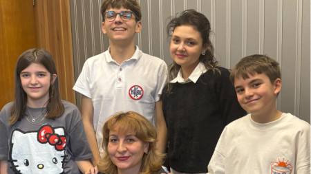 Надин, Верен, Никол, Янислав и Радомира Михова