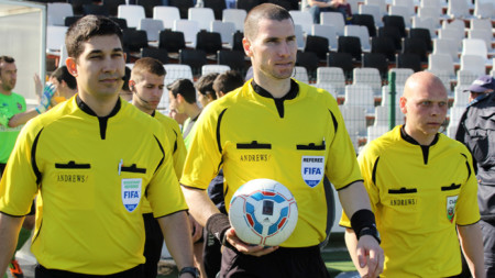 Георги Кабаков (с топката) ще ръководи Уест Хем - АЕК Ларнака.