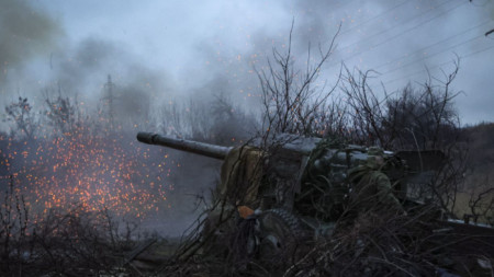Бойци на самообявилата се Донецка народна република в Украйна стрелят със 152-милиметрово оръдие от позиция край Авдеевка, 22 ноември 2022 г.