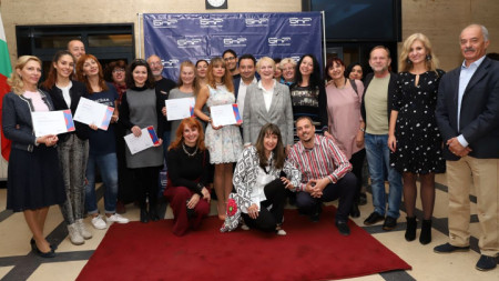 Радиожурналисти от националните и регионални програми на БНР с получените дипломи за майсторски клас по журналистика на БНР Академия, техни преподаватели и ръководители на церемонията в София. 