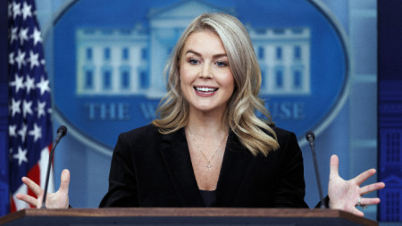 Прессекретарят на Белия дом Каролайн Ливит по време на брифинг за пресата в Белия дом във Вашингтон, САЩ.