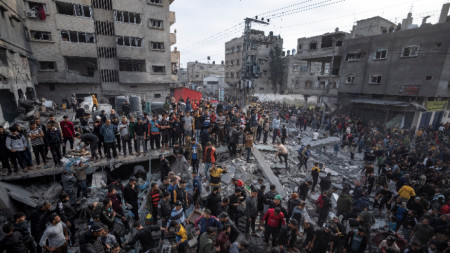 Палестинци търсят оцелели и тела на загинали в отломките на жилищна сграда, разрушена при израелски въздушен удар в град Рафах в южната част на ивицата Газа. 