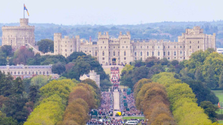 Изглед към замъка Уиндзор и погребалното шествие на кралица Елизабет II в Лондон, 19 септември 2022 г.