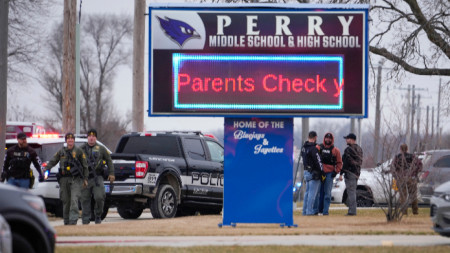 Представители на полицията са пред гимназията Perry, където е открита стрелбата, Пери, Айова, 4 януари 2024 г.