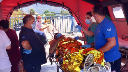 Гръцки парамедици се грижат за пострадал мигрант на пристанището в Каламата след инцидента в Йонийско море