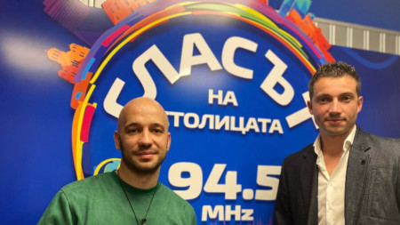 Предприемачът и инвеститор Стивън Петров(вдясно)  с водещия Кристиян Илиев