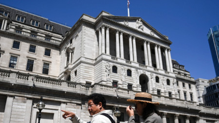 Туристи правят снимки край централната банка на Великобритания -  Bank of England, Лондон, май 2023 г.