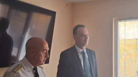 Старши комисар Любомир Баров и новият директор на ловешката пожарна комисар Радомир Радев.